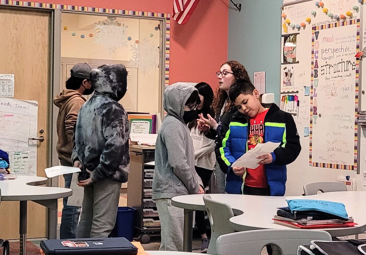 Miriam_Schuman's tweet photo. Ms. Richardson leads the students in giving verbal text summaries using the #KaganStrategy Rotating Lines. Students use their visual notes as prompts. #112Leads #112Reads #NorthwoodTogether #HuskyUP https://t.co/h42Z44gs19