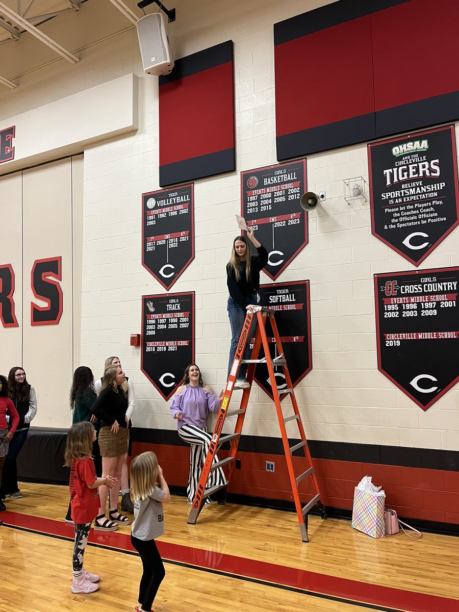 Mr_HammanCV's tweet photo. Tonight we celebrated two great basketball seasons! The 7th grade went 16-2 and the 8th finished at 19-0!  Both teams got to reveal their stickers and cut down the nets. It’s been joy to coach and work with such awesome parents and players the last few months. Go Tigers! https://t.co/rVLE2FlODQ