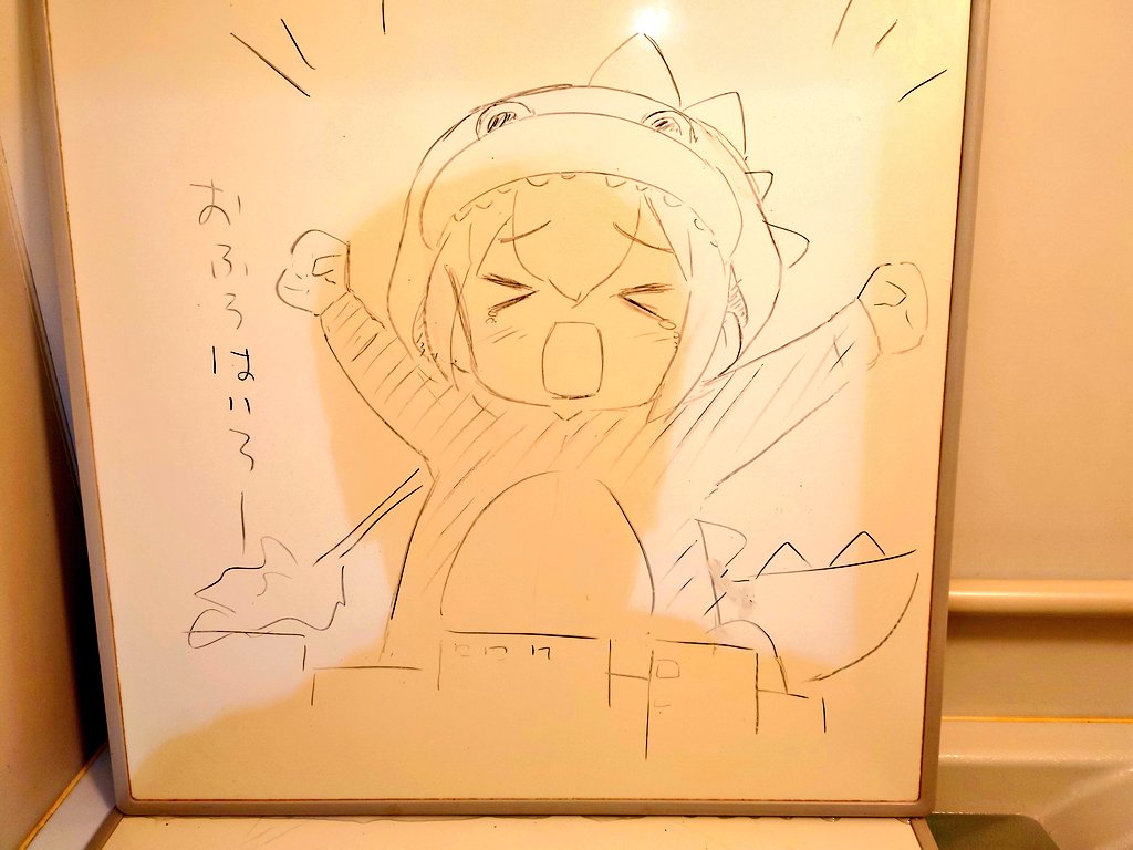#アナログ絵で魅せてみよ
風呂蓋に描いたり、筆ペンで描いたり。
風呂蓋は一発描きなので楽しいし、筆ペンは筆の強弱があって好き。 