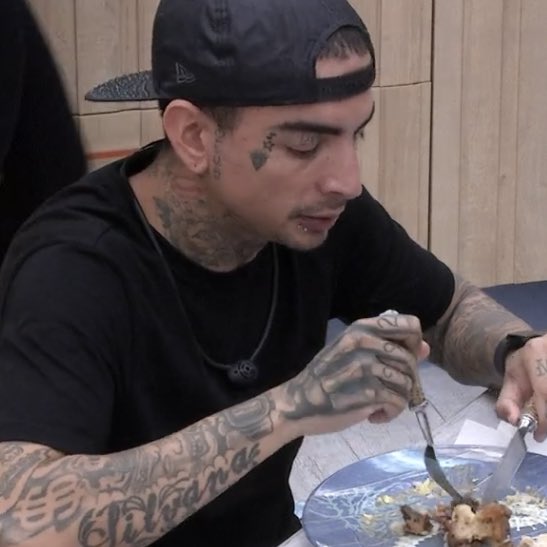 ZAMENZA's tweet photo. "Eles querem o que? Gente bajulando eles o tempo todo. Comigo não, fio. Vou votar neles até quando eu tiver nessa casa." (Guime sobre Guskey) #bbb23 https://t.co/gcI21G6meE