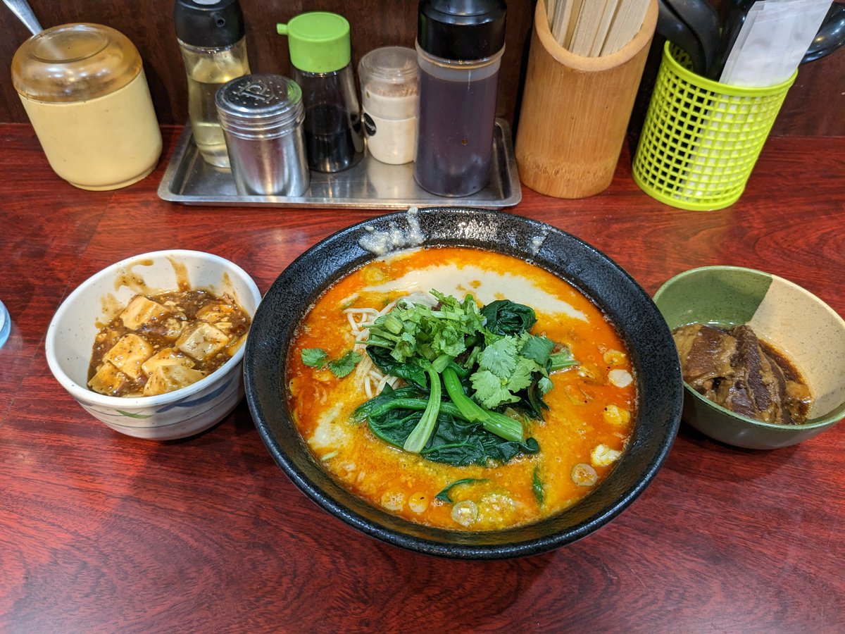halpork's tweet photo. 隙あらば大岡山四川屋台！
坦々麺ゴマ多め角煮だぁ！
麻婆豆腐は取り放題だぁ！ https://t.co/CUjJuSfF2D