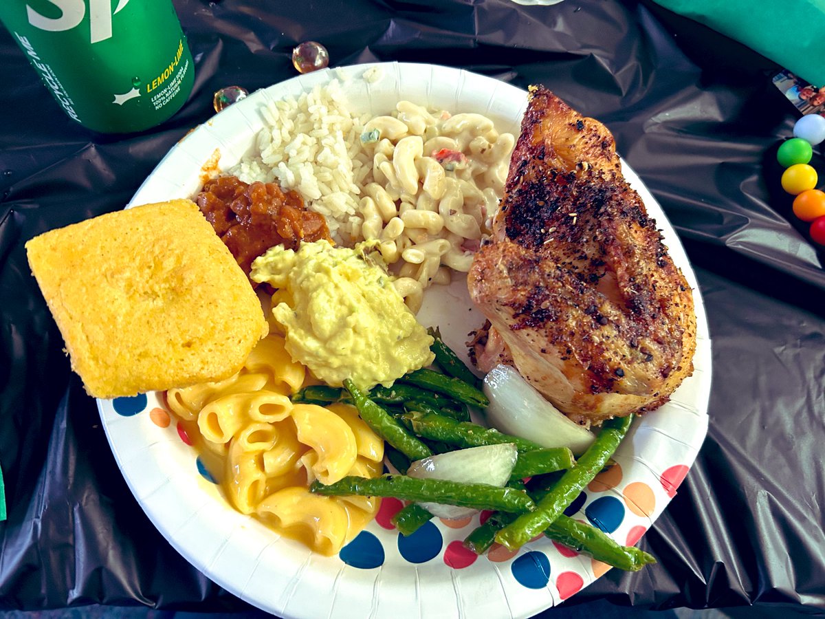 KarenAnai8's tweet image. Our leadership team @WorshamES_AISD always finds ways to unite our staff &amp;amp; celebrate each other&apos;s culture ❤️💛💚 #AldineConnected #AceLevelUp #WorshamGlows