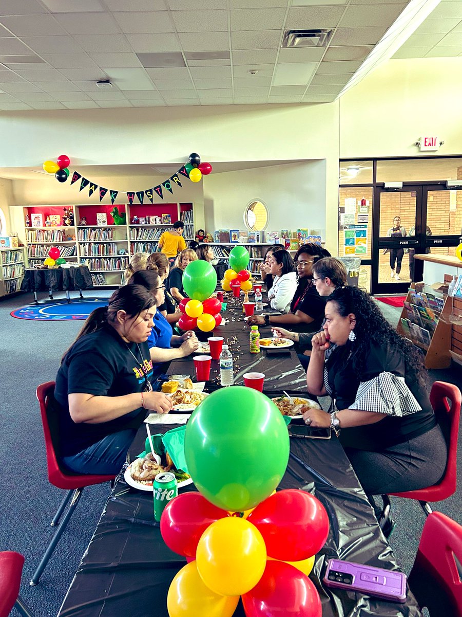 KarenAnai8's tweet image. Our leadership team @WorshamES_AISD always finds ways to unite our staff &amp;amp; celebrate each other&apos;s culture ❤️💛💚 #AldineConnected #AceLevelUp #WorshamGlows