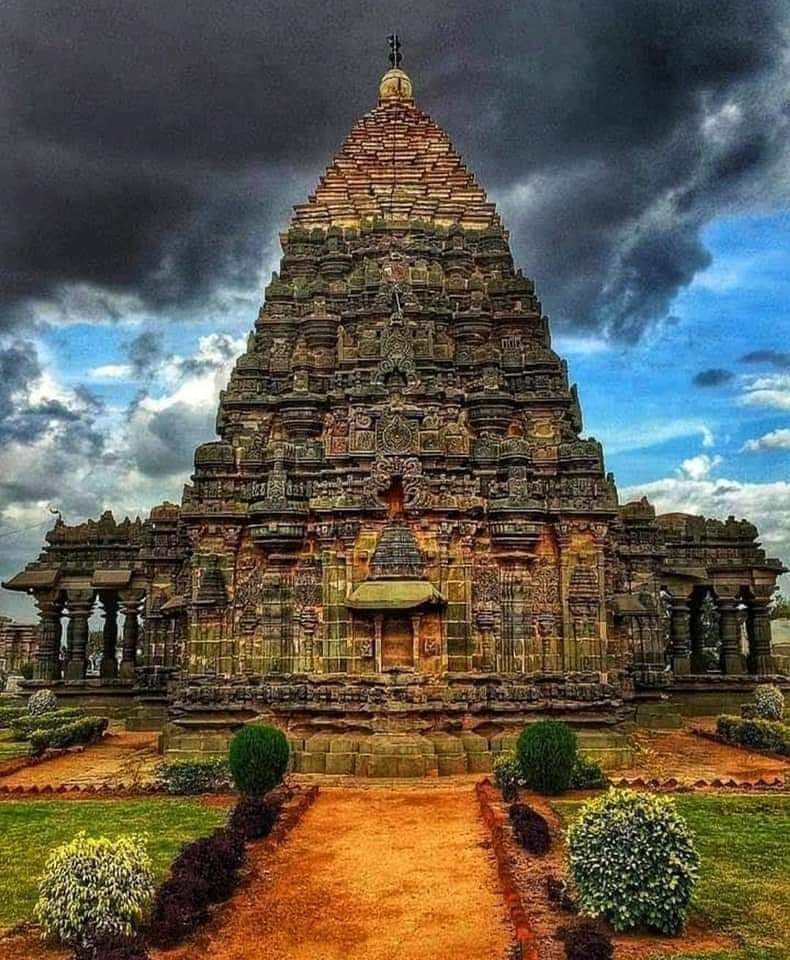 Bhola_ka_bhakt's tweet photo. #हर_हर_महादेव_ॐ 😍🕉️

Devalaya Chakravarti !! 🧡
Mahadev Temple: ‘The Emperor of Temples’ 🚩
A Hidden gem of  North Karnataka 🤩
The Mahadeva Temple at Itagi in Koppal District of Karnataka, is a highly ornate example of Chalukya style architecture. 😍 https://t.co/LanppkkkEN
