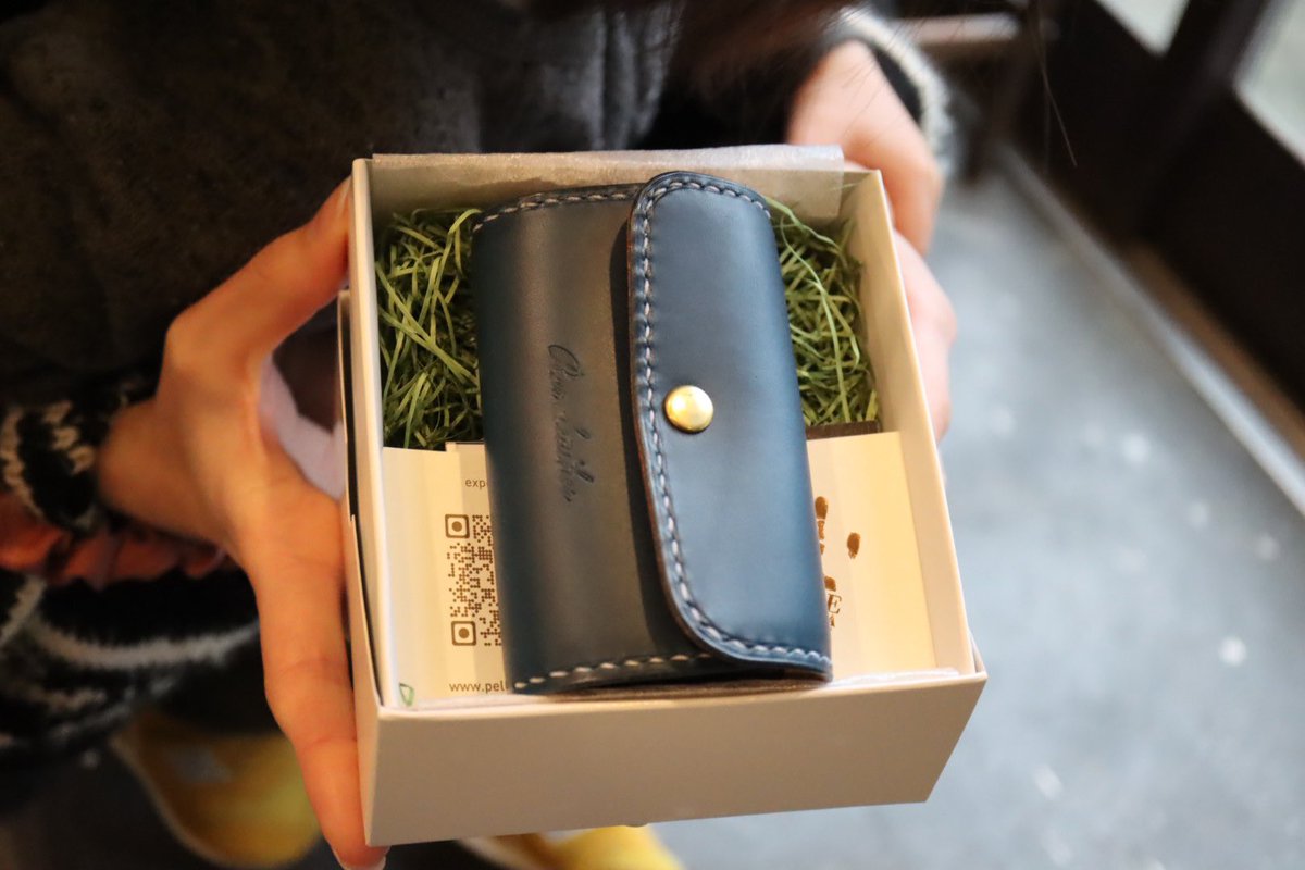 razleather's tweet image. key_case...
キーケース 

パパへのプレゼント、ママと一緒にオーダーに来てくれました👦
愛する家族から貰ったキーケースなんて、かけがえの無い宝物ですよね✨
その一助を担わせて頂きました😊

#leather #keycase #razleather #革 #レザー #キーケース #熊本 #ラズレザー