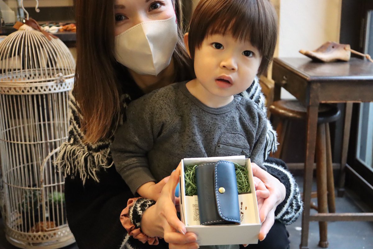 razleather's tweet image. key_case...
キーケース 

パパへのプレゼント、ママと一緒にオーダーに来てくれました👦
愛する家族から貰ったキーケースなんて、かけがえの無い宝物ですよね✨
その一助を担わせて頂きました😊

#leather #keycase #razleather #革 #レザー #キーケース #熊本 #ラズレザー