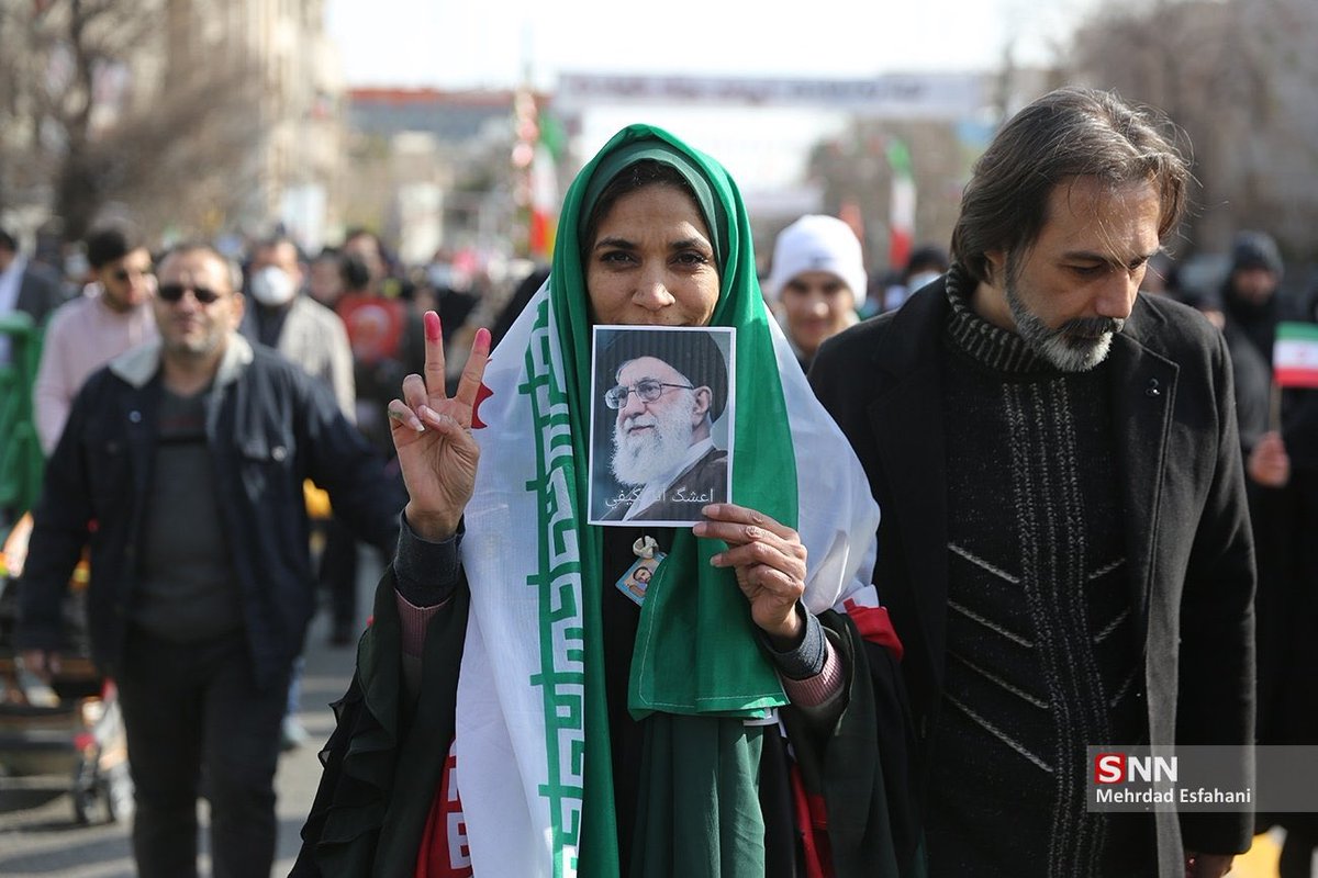 mortazavi's tweet photo. @VOAfarsi هذیان می‌گوید و میگویید.

VoA از این بیچارهٔ گم شده در برهوت چه میخواهد؟

(عجیب نیست که مادرش به او‌ اطمینان و ایمانی ندارد و خواهر و برادرش او-دی و یا «خودکشی» کرده اند و خانمش هم از او جدا شده است؟)

حداقل برادر بیچاره اش یک‌تحصیلاتی در هاروارد داشت. خدا رحمتش کند.

#IR44 https://t.co/qGRUXQjcff