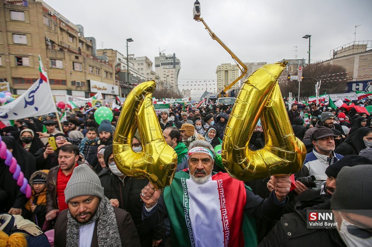 mortazavi's tweet photo. @VOAfarsi هذیان می‌گوید و میگویید.

VoA از این بیچارهٔ گم شده در برهوت چه میخواهد؟

(عجیب نیست که مادرش به او‌ اطمینان و ایمانی ندارد و خواهر و برادرش او-دی و یا «خودکشی» کرده اند و خانمش هم از او جدا شده است؟)

حداقل برادر بیچاره اش یک‌تحصیلاتی در هاروارد داشت. خدا رحمتش کند.

#IR44 https://t.co/qGRUXQjcff