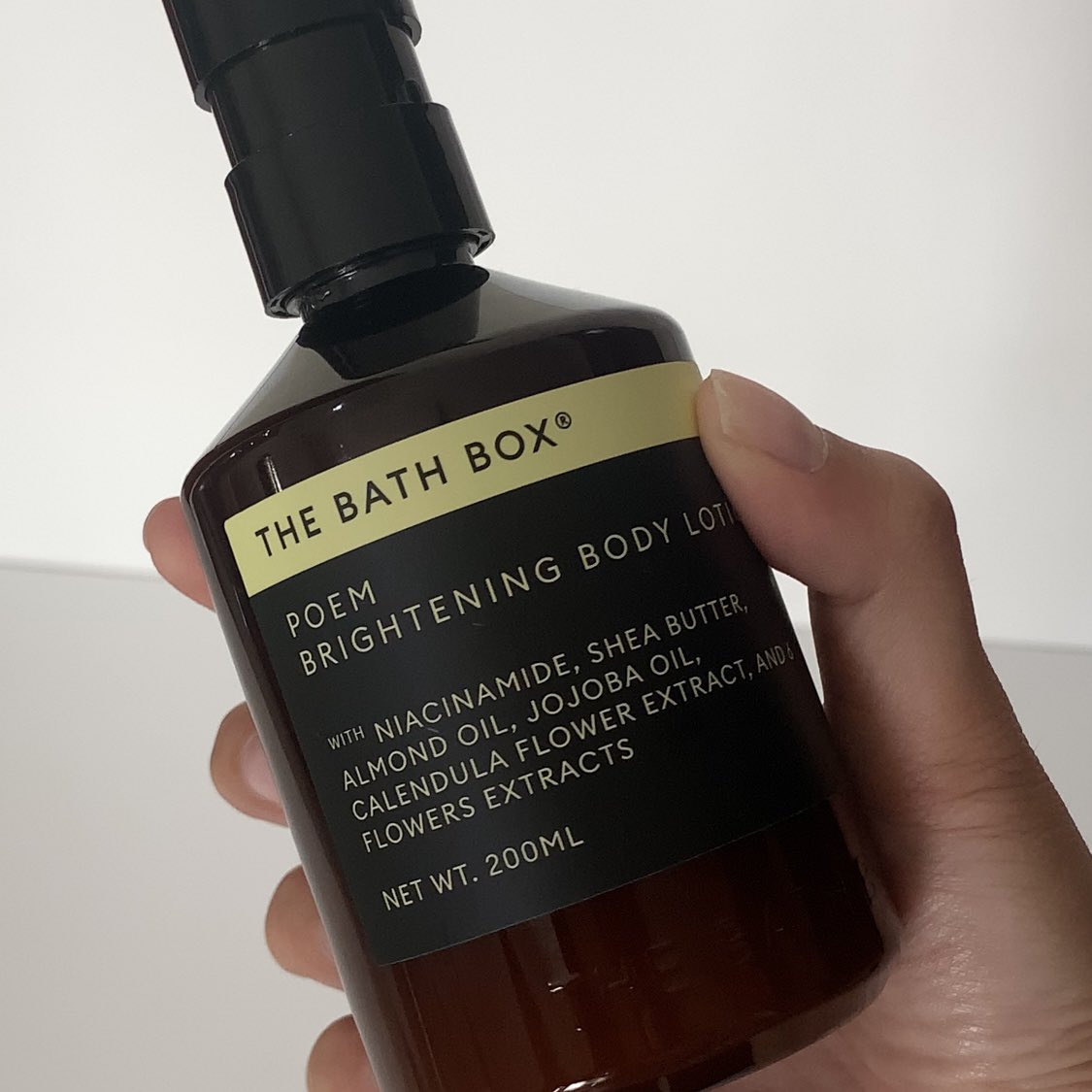 Selamat siang TBB Friends, lagi pada ngapain nih sekarang? 👀😍

Tau gak sih hari ini pacar aku ulang tahun dan aku pengen kasih sesuatu buat dia🤔🥰

bantu pilih dong enaknya kasih apa yah??
SABUN / LOTION ??