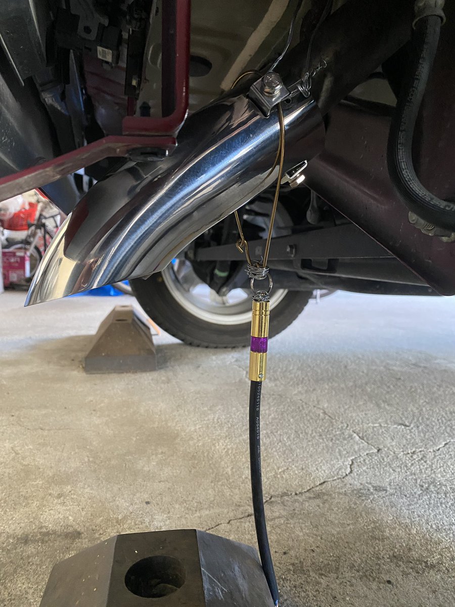 inami1733's tweet photo. こんなケーブルで静電気を防止出来るかな〜　相変わらず、ビリビリが怖いので車体に触れながら車から降りてるから、あまり意味が無かったか　歳とったオヤジは体が乾燥してるから、仕方が無いか（笑） https://t.co/k0hoLMJwgm