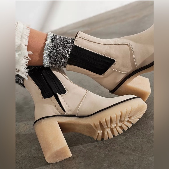 DeetaByDesign's tweet photo. So good I had to share! Check out all the items I'm loving on @Poshmarkapp #poshmark #fashion #style #shopmycloset #freepeople: https://t.co/65eg3YQ0GT https://t.co/lIjEGLi9sQ