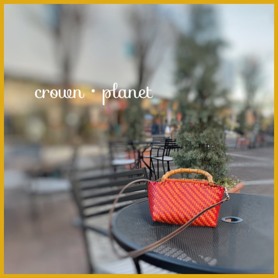 crownplanet1's tweet photo. エナメルオレンジとエナメルレッ��を組み合わせた小さなバッグ
です。

内側にマグネットホックをつけてあります。

バンブーハンドルで更にインパクトを強くしてみました。

コーデのアクセントになりますように。

#ネットを使わない 
#メルヘンアートストア https://t.co/X6mAhTEOB1