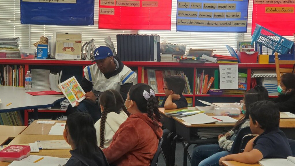 Dunbar_Wildcats's tweet photo. ๐จLate post alert ๐จ
DHS student-athletes celebrated #NationalRandomActsofKindnessDay by reading to students at Sunrise Elementary. All the kids loved it! @FWISDAthletics @dunbar_track @Dunbarfootball1 #ThePLD #IBeAWildcatWhoBeYou https://t.co/0dcoxjvKBU
