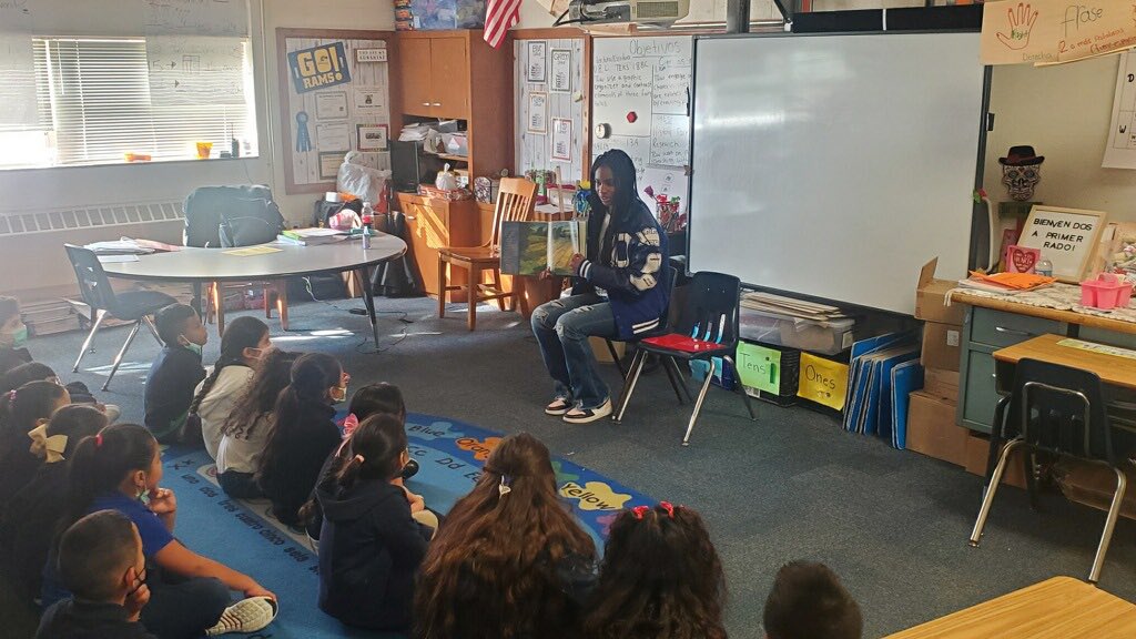 Dunbar_Wildcats's tweet photo. ๐จLate post alert ๐จ
DHS student-athletes celebrated #NationalRandomActsofKindnessDay by reading to students at Sunrise Elementary. All the kids loved it! @FWISDAthletics @dunbar_track @Dunbarfootball1 #ThePLD #IBeAWildcatWhoBeYou https://t.co/0dcoxjvKBU