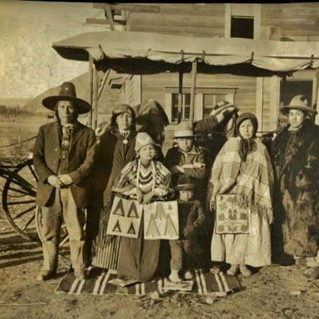 Native__women's tweet photo. "Wat-yu-TSA-kaun" aka "Stop Lighting in The Mountains " aka Thomas Lindsey (far left) and Family
Nez Perce 
1910 
#native #natives #nativeamerican #nativeamericans #nativepride #nativeproud #nativeamericanlovers https://t.co/YMQq0HhKsD
