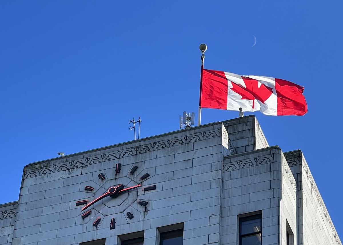 MikeKlassen's tweet photo. One more keeper image from today. A #crescentmoon 🌙 hovering over Canada’s flag 🇨🇦 atop #Vancouver city hall this afternoon. #lovethiscity #bluesky #coldsnap #bcfreeze https://t.co/EePgOGP2W0