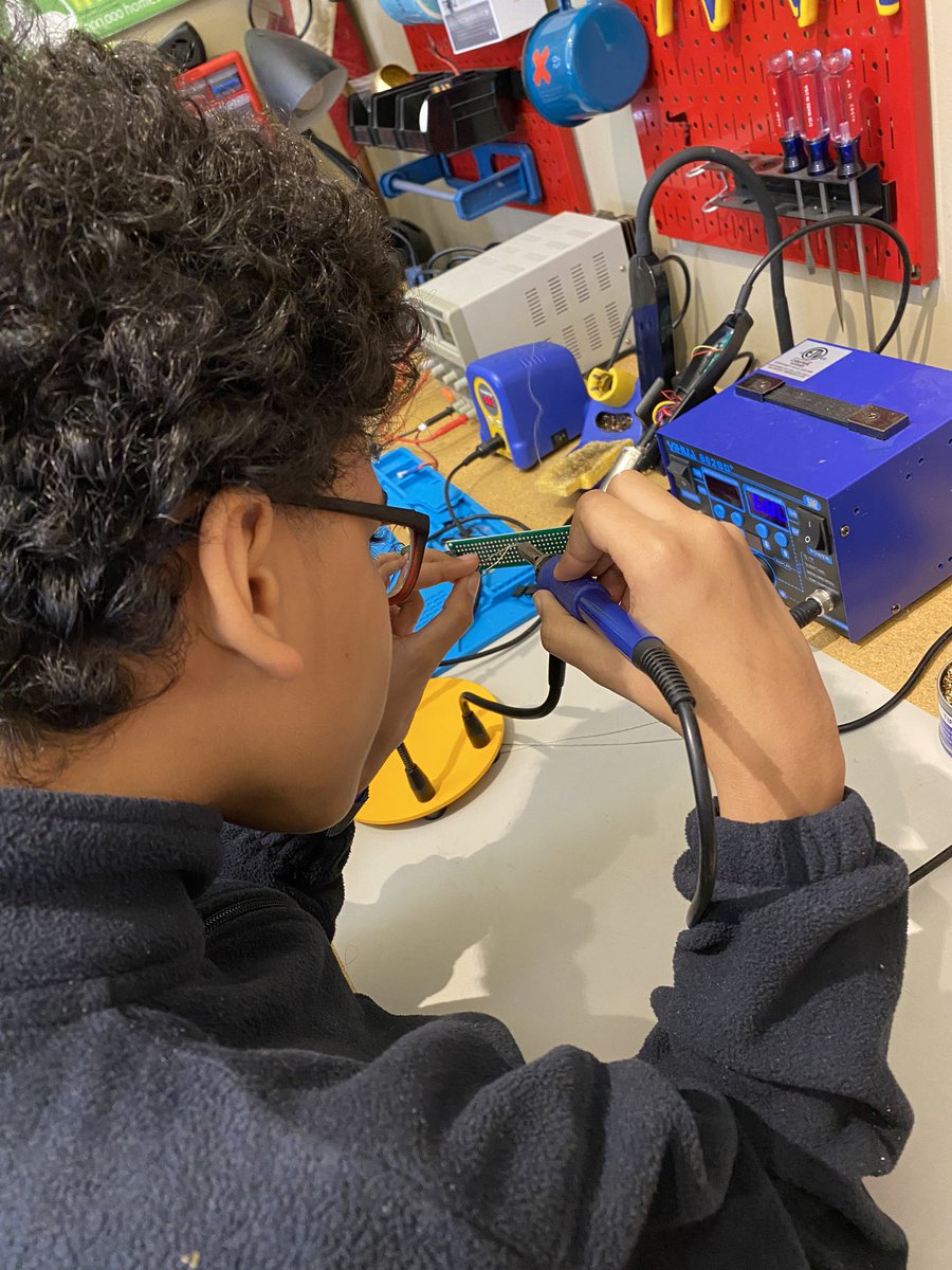 anthonyspc's tweet photo. Nothing like the sweet smell of flux burning in the morning. Successfully completed day one without any burns. Will see how the 2nd group of freshman make out tomorrow. ЁЯШ░ЁЯдЮ @miltonhershey @SDPrincipals @Makerspaces_com #PBL #K12 #Engineering #ComputerSc #CTEMonth https://t.co/O749B5Fr8j
