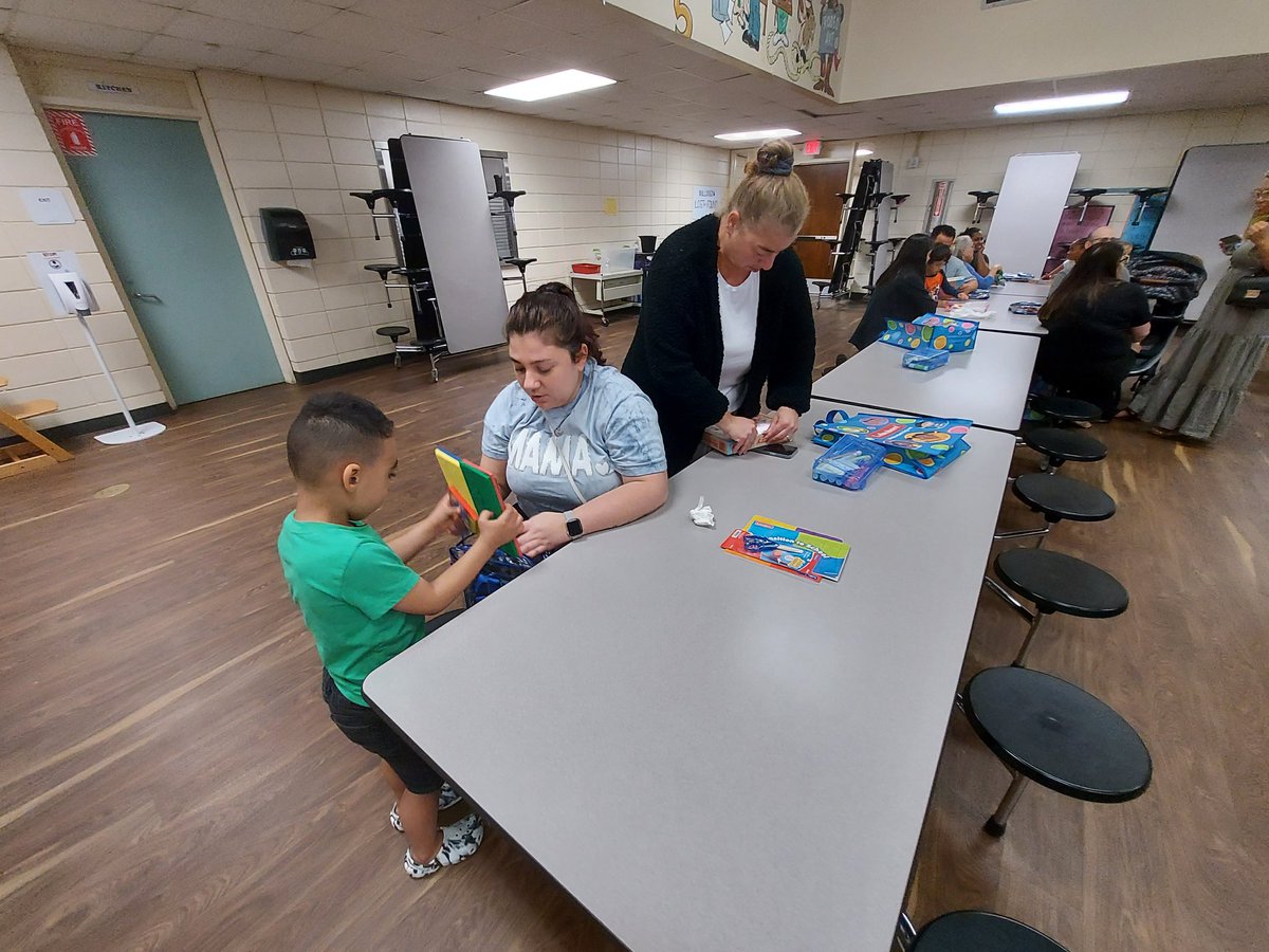 Barela_ECE's tweet photo. Math Links, Tactile Numbers, Jumping Numbers, & Memory Game were just some of the great activities @LakeshoreLM's #BackpacksForSuccess gave our @HumbleISD_PREK families!
@HumbleISD @HumbleISD_SPED
#PreKExplorers #Play4PreK
@HumbleISD_FE π₯°π https://t.co/tgpKwq3nB6