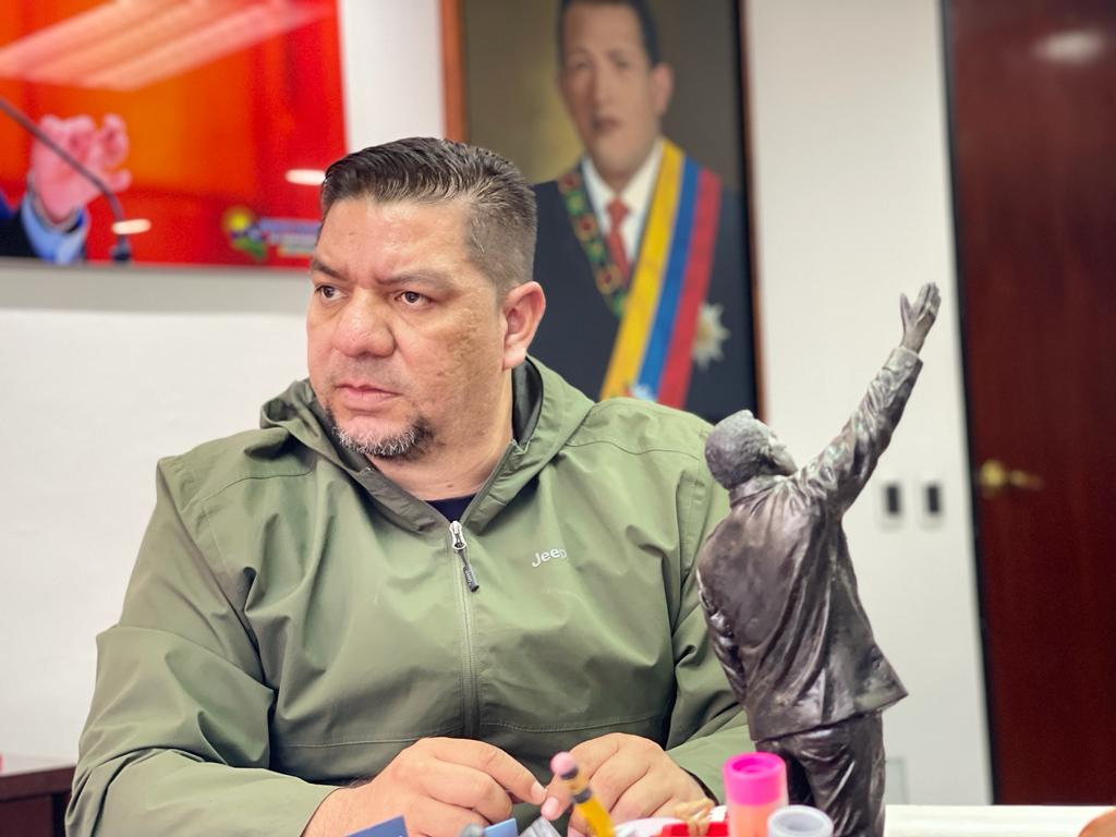 Seguiremos asumiendo con gallardía, voluntad, compromiso, lealtad la gran responsabilidad de Llevar a SucreGas a ser referencia Nacional.
<a href="/CarylBertho/">Caryl Bertho</a> @GPintoVzla <a href="/dcabellor/">Diosdado Cabello R</a> <a href="/TareckPSUV/">Tareck El Aissami</a> <a href="/NicolasMaduro/">Nicolás Maduro</a>