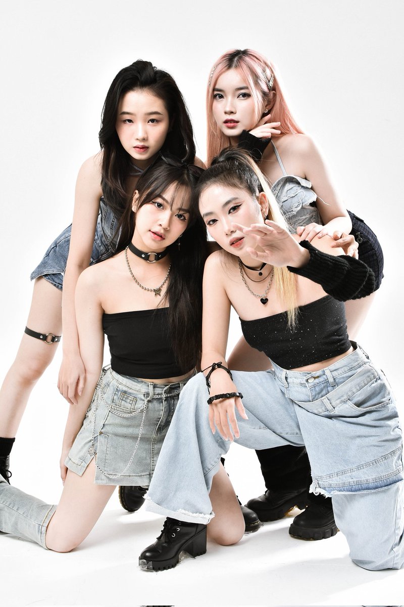 LuvLikeOfficial's tweet photo. Bạn có thể quên đi nhưng điều khiến bản thân không vui nhưng hãy luôn nhớ rằng hôm nay lúc 19h đón xem MV First Sight Never Sai trên kênh LuvLike Official nhé 😘

#LuvLike 
#LoopsMusic
#FirstSightNeverSai
#FSNS
#Anna
#TrungDuong
#ThuNga
#Nini https://t.co/sDvBvmGzVr
