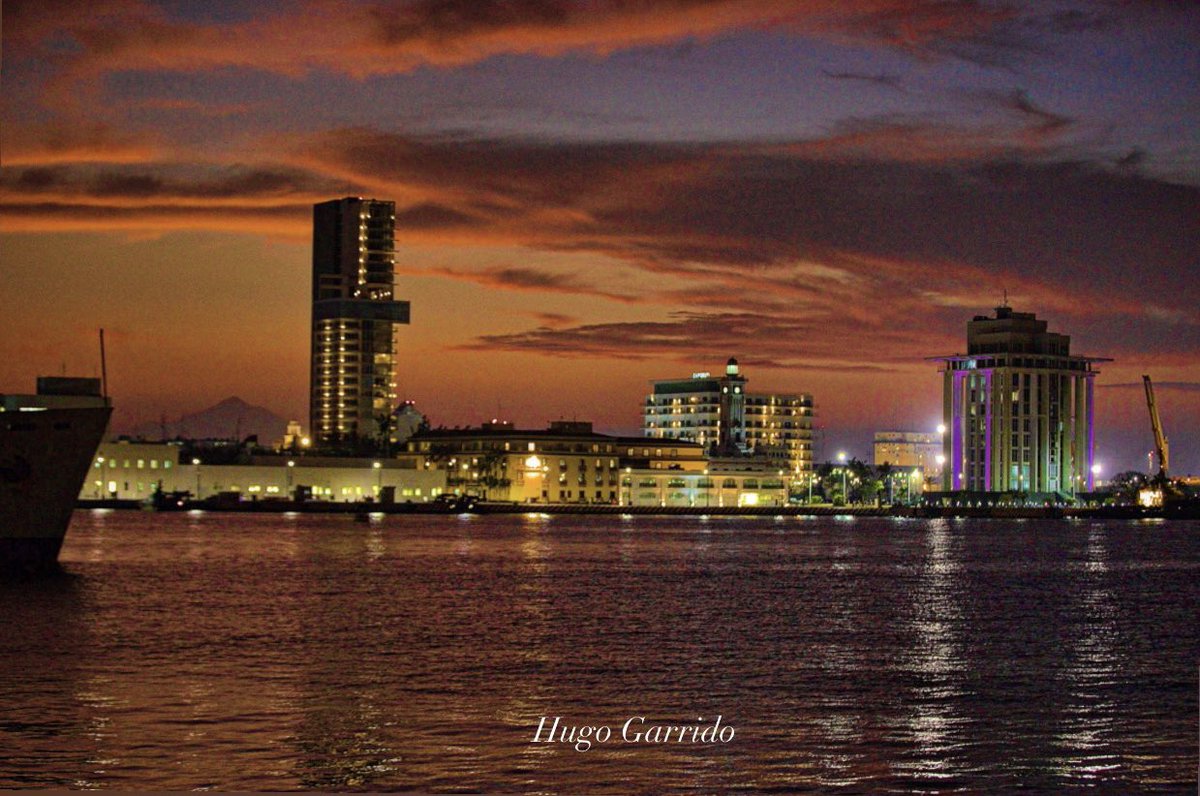 fotogarrido's tweet photo. Luces de VeraYork.

La mar, la guapa ciudad de #Veracruz y al fondo a la izquierda, el impresionante Pico de Orizaba.

#HugoGarrido 📸 https://t.co/8baX0jJT8v