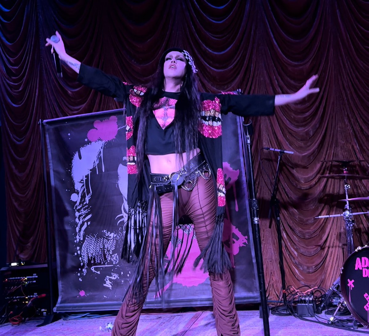 adorejantrixsy's tweet photo. adore delano stans, come get your food!!! 🍕

while gathering thumbnails for youtube from my videos, i took a bunch of other screenshots and here’s a thread of my faves 🥰 from the #partyyourworldtour philly date! (1/5) https://t.co/GDsEJhosl0