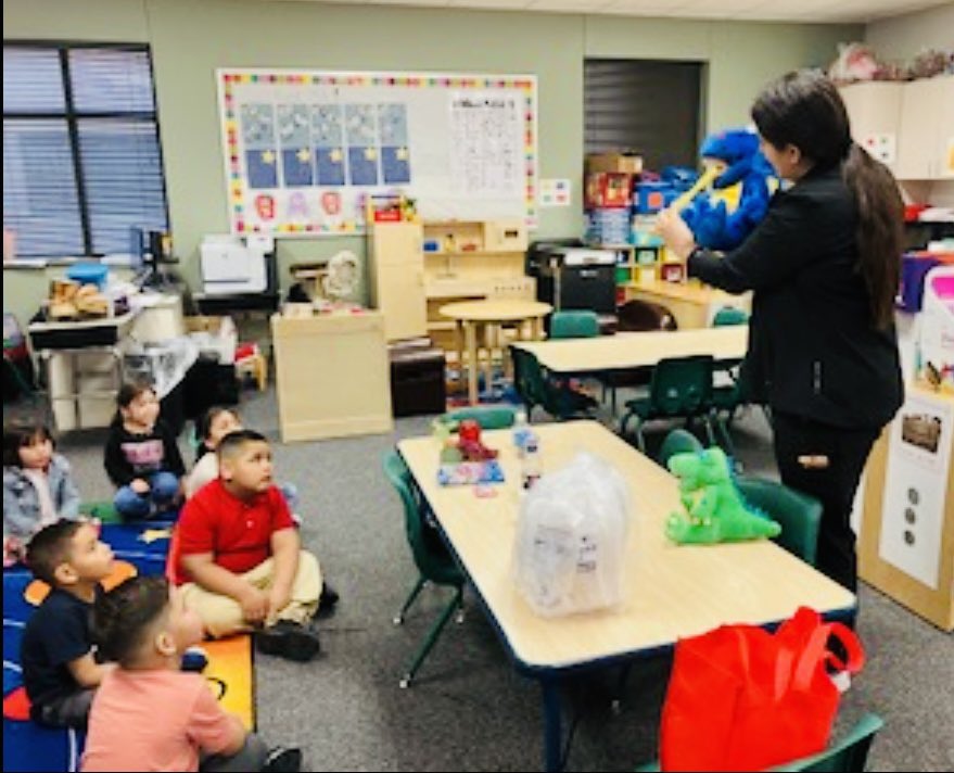 Yolanda from St. Paul’s Dental 🦷 is visiting and teaching a hygiene lesson in Head Start classrooms for Dental Awareness month. She dropped by Mrs. Godinez’s class at @RameyTylerISD @TylerISD