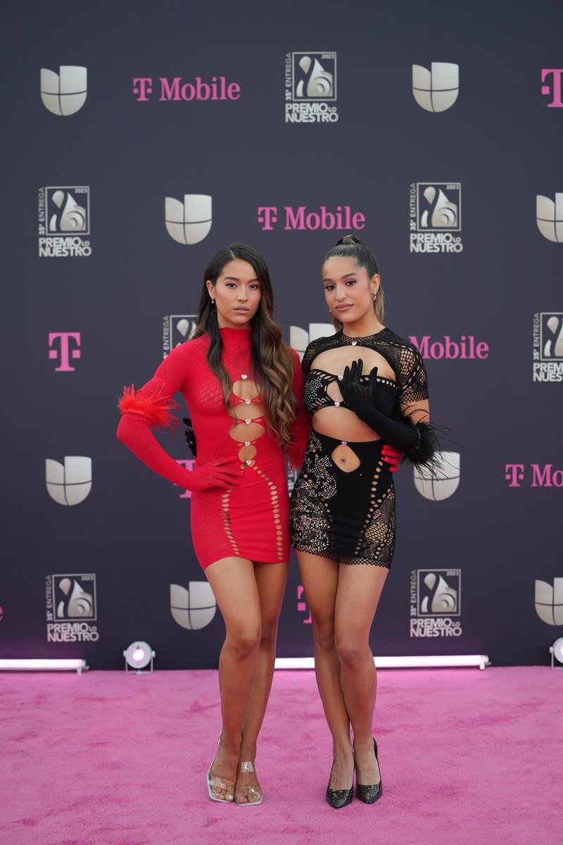 premiolonuestro's tweet photo. .@Lasvillaoficial llegaron con todo 🔥 #PremioLoNuestro https://t.co/D9Lyw9ZAdo