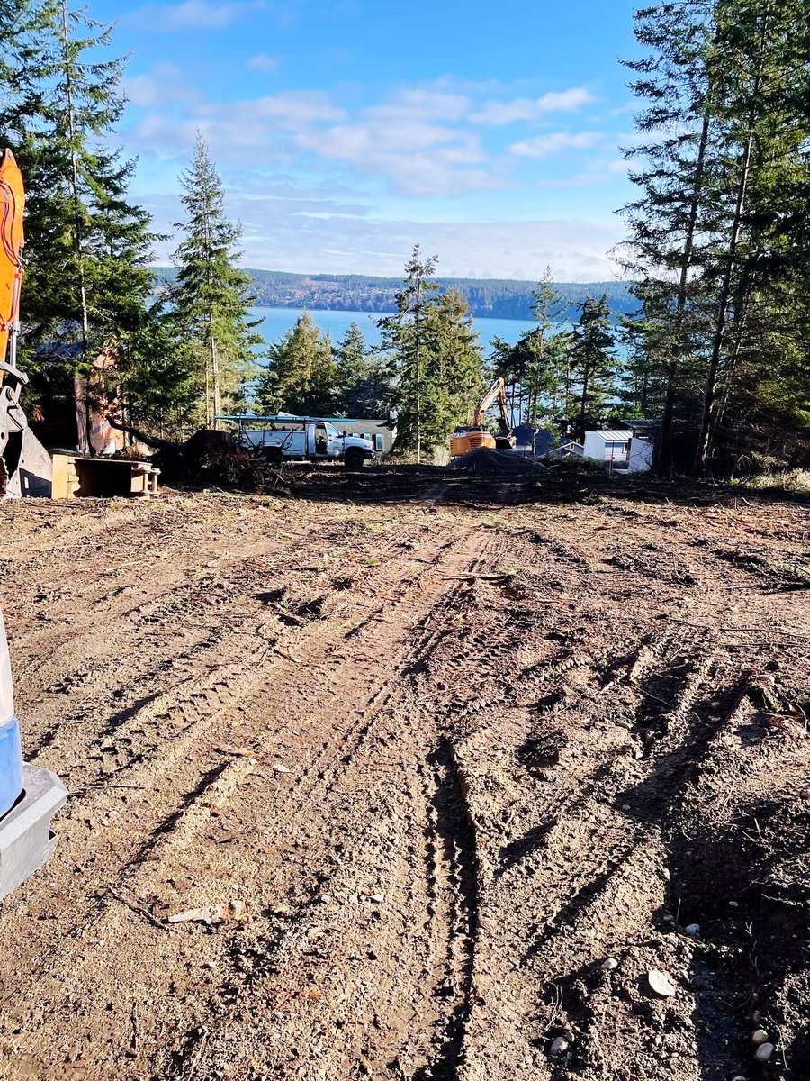 LexarHomes's tweet photo. Lexar Homes Peninsula is clearing space to build dreams, one stake at a time! We are so thrilled for Aaron and Max and can't wait to see their plans come to life! 🏡👷‍♂️👷‍♀️ 

#CustomHomeBuilder #OlympicPeninsula #BuildingDreams #NewHomeBuild #LetTheConstructionBegin https://t.co/hFgZxg8GAA