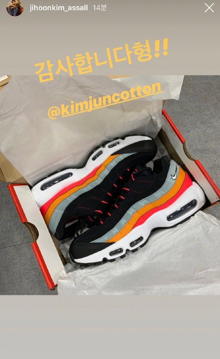 SuhoBrand's tweet photo. KIM JUNMYEON appreciation post 🤗

Our generous #SUHO who gifted shoes to his back up dancers. https://t.co/wXuFVtSCzq