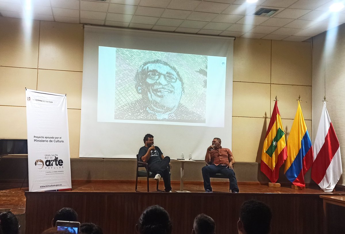 Martha_HerreraH's tweet photo. Maravilloso conversatorio previo a la apertura del #SalónBATdeArtePopular (6:30 p.m.) entre #EduardoButron y #JaiderOrsini de @EspacioCanibal. 
Qué bueno escuchar la génesis de sus procesos artísticos. ¡Encanto! https://t.co/r3EmjwQnYY