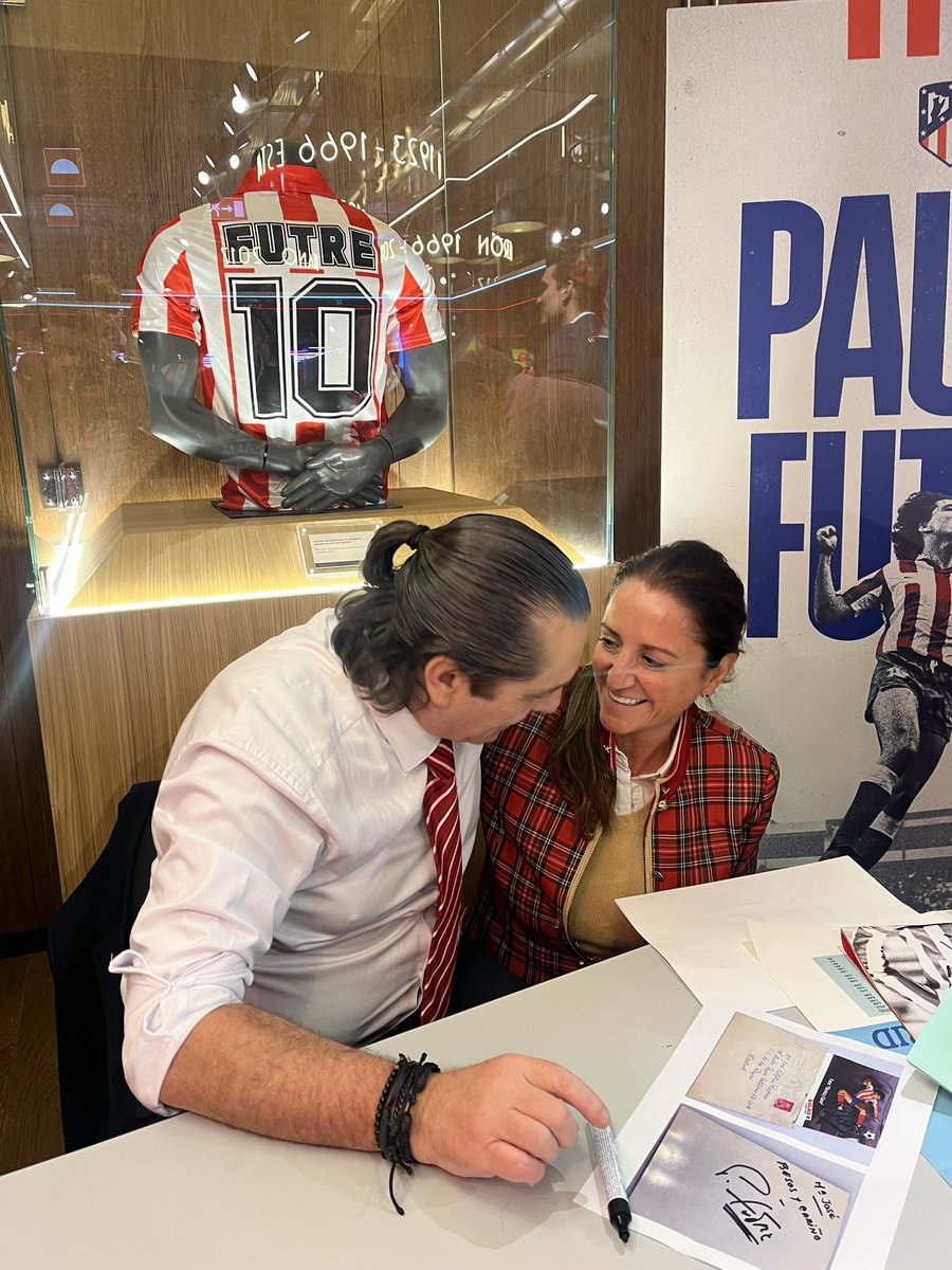 MJEsteban's tweet photo. Después de muchos años, mi ídolo, el que siempre será el 10 del @Atleti ha vuelto a generarme ilusión con su amabilidad y firma. GRACIAS infinitas @PauloFutre #AupaAtleti 🔴⚪️🔴 https://t.co/Bts4G0PcFn