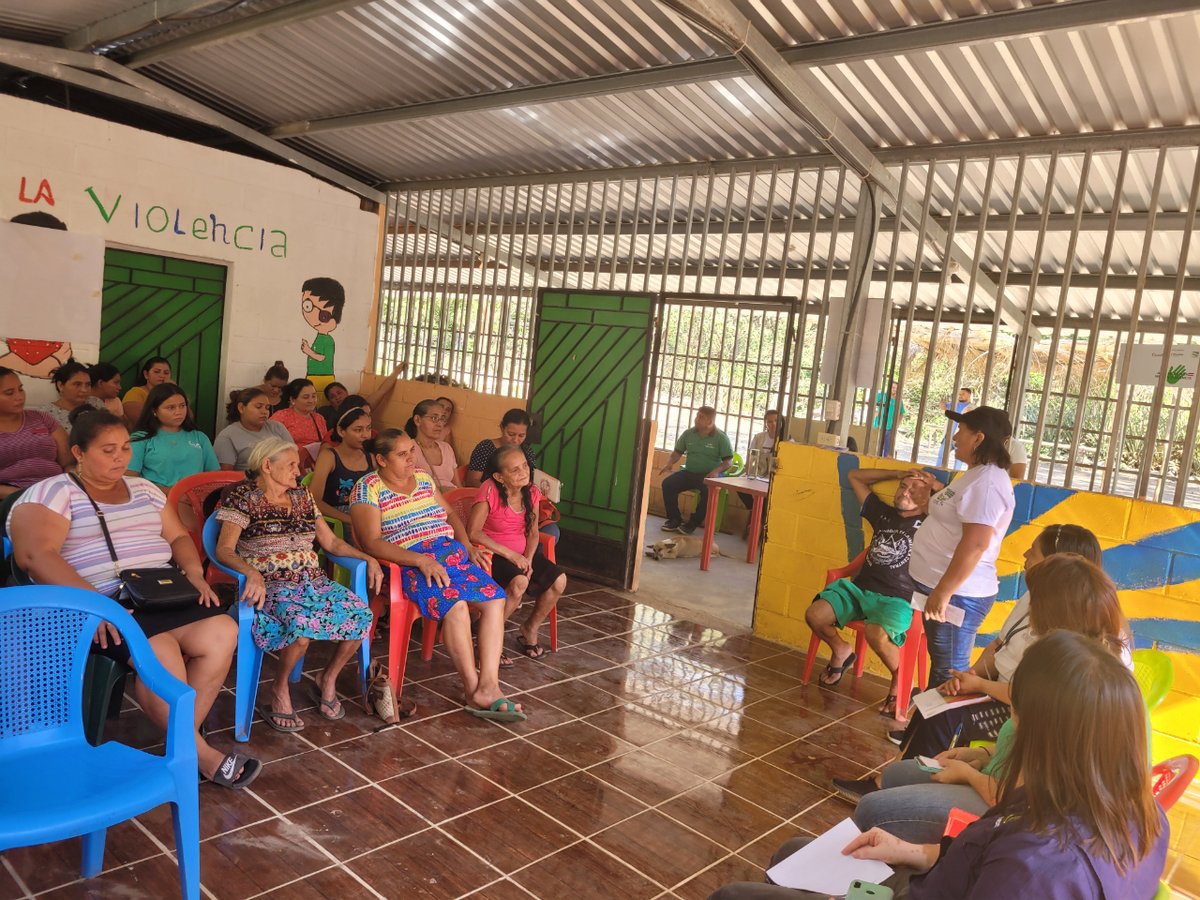 SHAREelsalvador's tweet photo. #Women from the Chilama Community - Los Almendros who receive training workshops through #CRIPDES La Libertad participated in a forum on the contribution of women in the prevention and resilience of community organizations. #womenempowement #organization #leadership https://t.co/lsISh2mWNJ