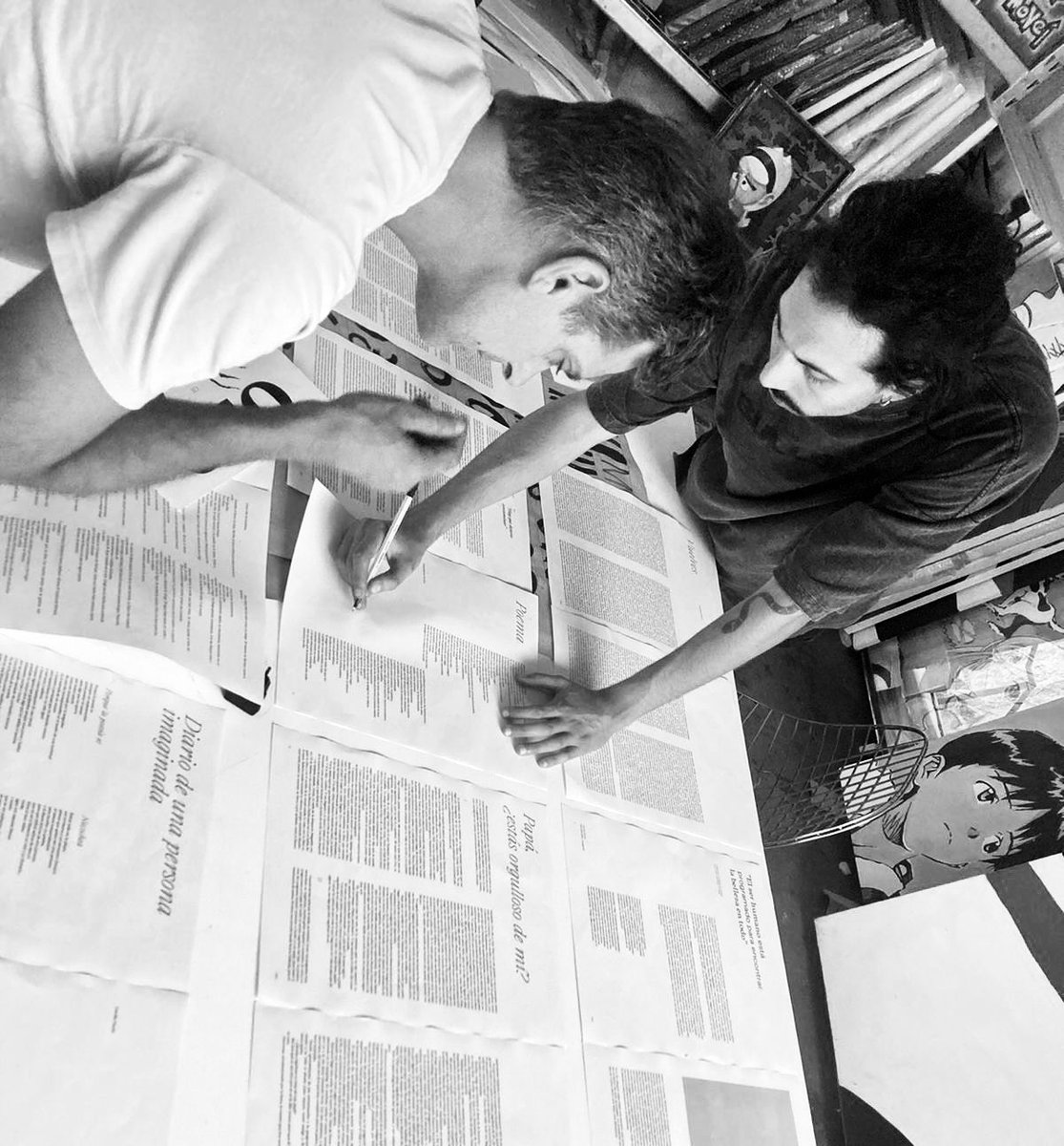 gatchugarry's tweet photo. Estamos trabajando en un proyecto que verá la luz en poco tiempo. Me emociona compartirlo con estos tres cracks: Daniel Mella y Juan Palarino -los que aparecen en las fotos- y Ana Ró, la productora silenciosa y autora de estas placas. https://t.co/m9ygDrBs5m