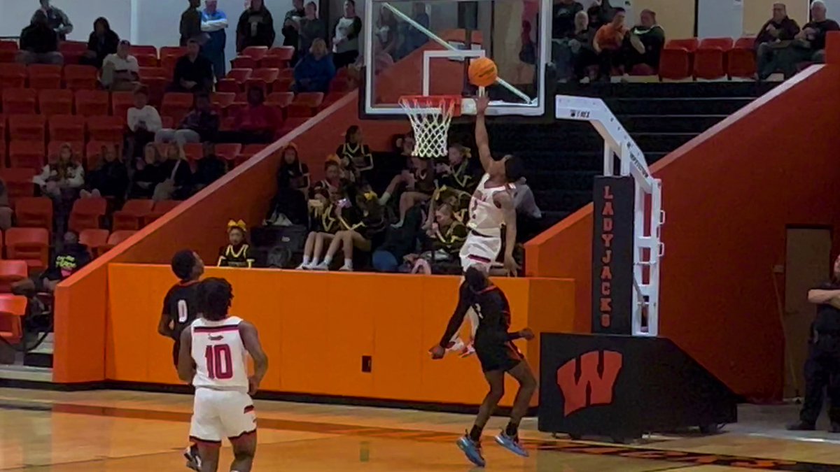 CanaanSandy's tweet photo. NEVI ? HOW CAN U DO THAT ?? @MagnoliaPanthers NXT GAME UP! @nevitell2023 @RazorbackWBB #WarrenHS https://t.co/anPSA1H60P