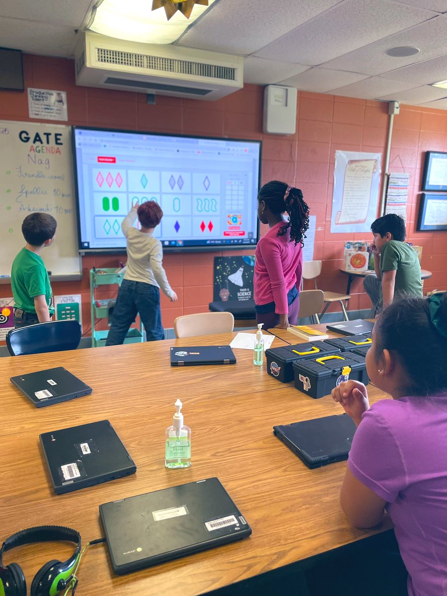 Whole group SET game is essential for these third graders to talk through our thinking 🤔 @nytimes #thesetgame #setgame #hsvgate #gatehsv @Graham_Wendy #giftedandtalented #viewsonicboard #logic #Reasoning #visualization