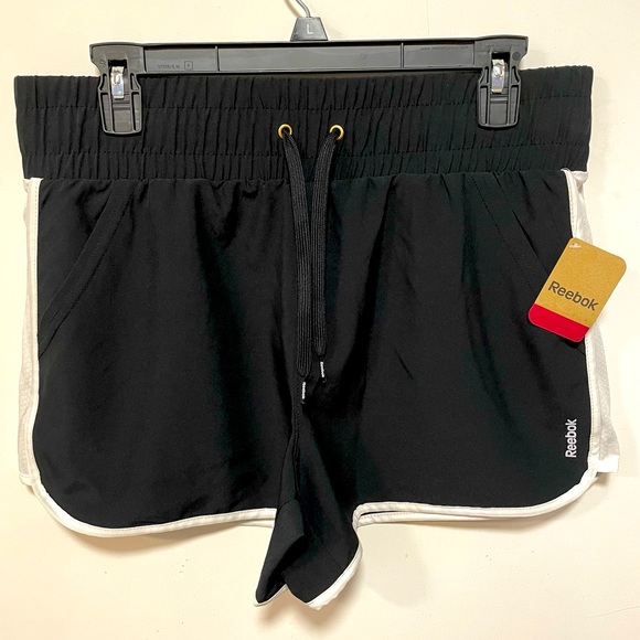 Fitlific's tweet photo. So good I had to share! Check out all the items I'm loving on @Poshmarkapp #poshmark #fashion #style #shopmycloset #lularoe #reebok: https://t.co/DtAtcsOFGb https://t.co/7sO7tlAAdY