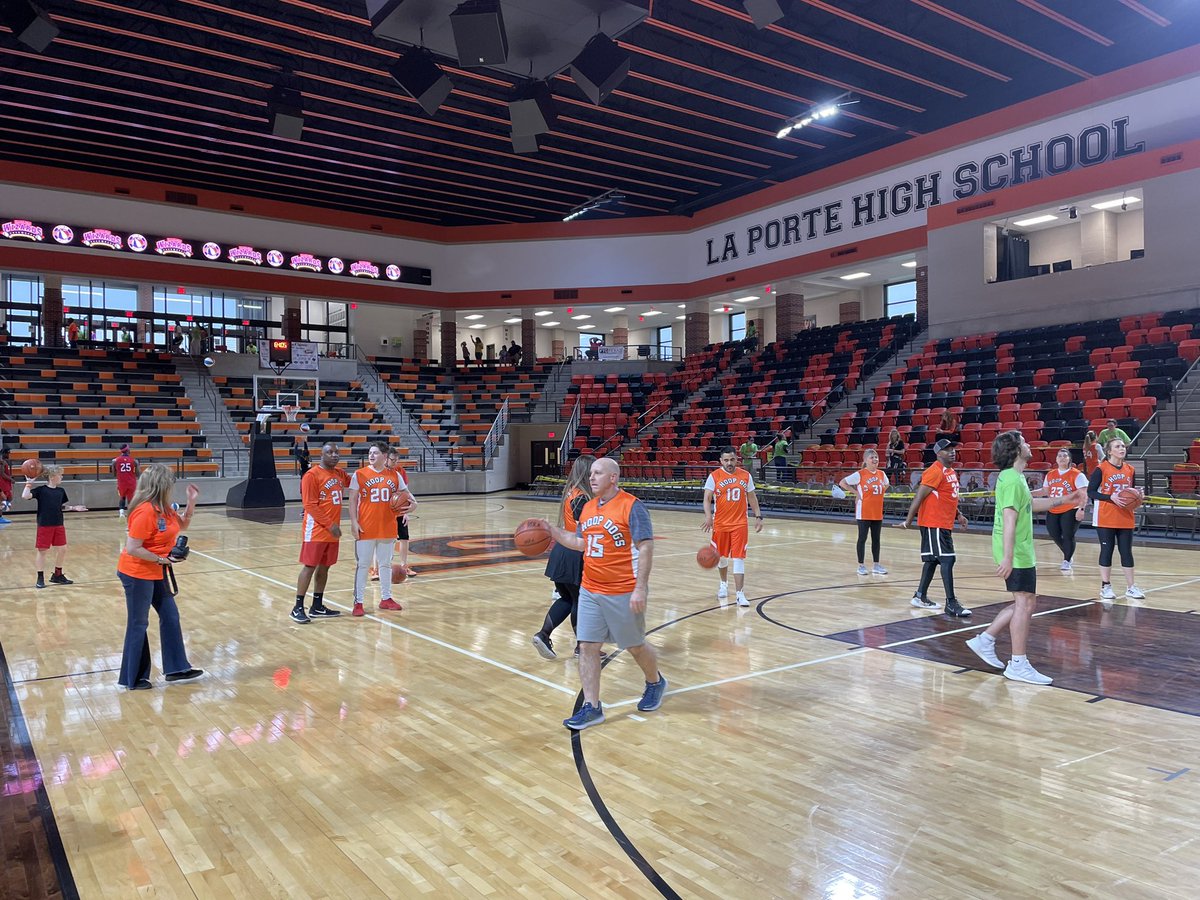 lpisd's tweet photo. Some pre-game stretching. Tip-off against the Harlem Wizards is at 6:30. Tickets are available at the door! #ChooseLP https://t.co/F3qR6uZRBV