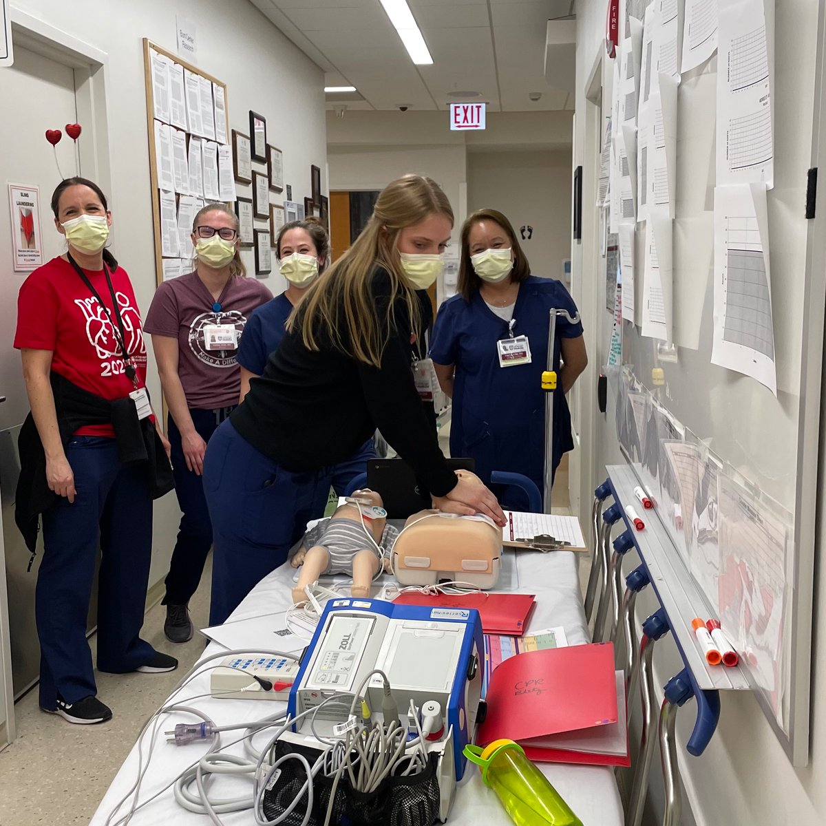 simulation_uc's tweet image. UChicago Medicine CPR BLITZ - what a success!! 7 teams deployed to over 40 units across 3 hospital buildings to refresh 304 learners on high quality CPR and use of the defibrillator @UChicagoMed @ComerChildrens @simulation_uc