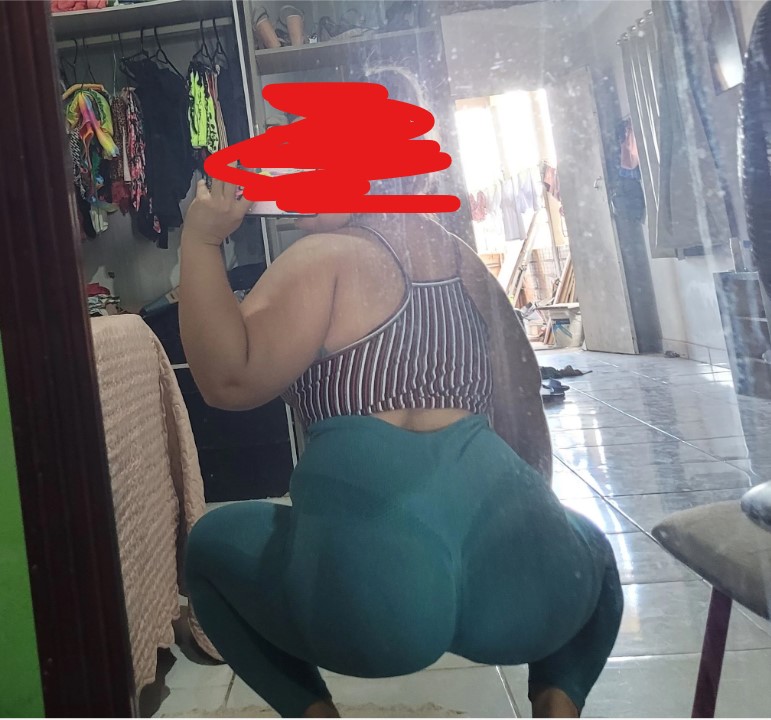 ReviewdaShein's tweet photo. #Review  pra mostrar como a legging é elástica. nota pro ângulo?
#SHEIN #Memes https://t.co/wPL9PzM7xe