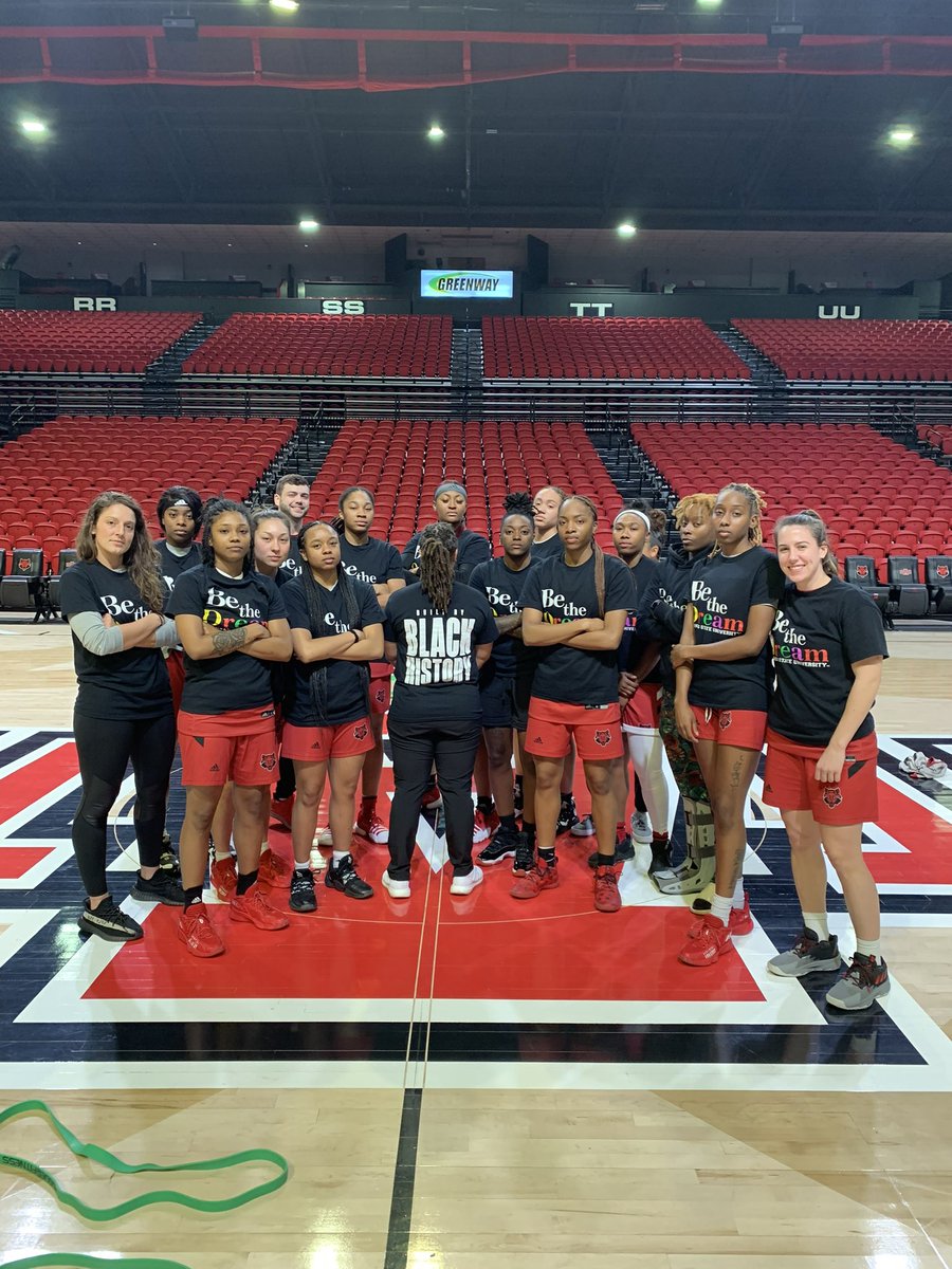 🧵 A THREAD 🧵 

Last week, the Conway Girls Bball Staff wanted to wear shirts that said “Celebrate Black History” in honor of staff and players that it represents. Their superintendent amongst others made them take them off because they felt they were offensive.

SEE COMMENTS