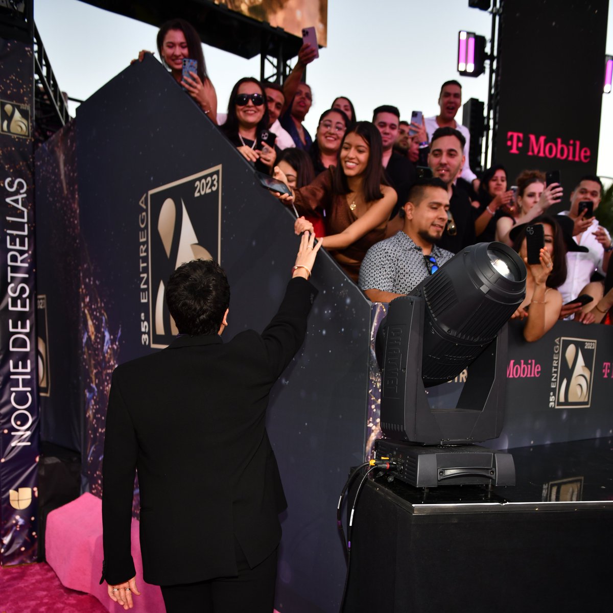 premiolonuestro's tweet photo. El paso de @SebastianYatra por la alfombra magenta de #PremioLoNuestro. 😍🔝 https://t.co/la28CB3ryw