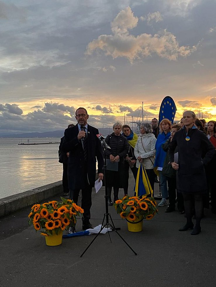 This morning, EU & G7 Ambassadors, the Minister of Defense, MPs, the mayor and NZers gathered to show our steadfast support and solidarity with the people of Ukraine and mourn the victims of Putin’s brutal war of aggression.

Thank you @EUinNZ for organising.
#standwithUkraine
🌻