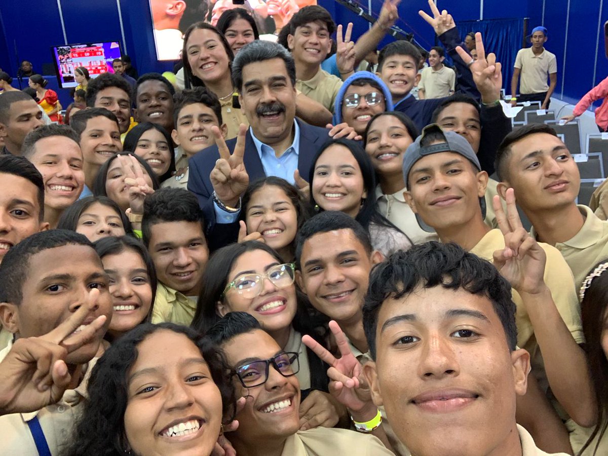 #EnFotos📷| Para garantizar el derecho a la educación a través de la democracia participativa y protagónica, el Jefe de Estado, <a href="/NicolasMaduro/">Nicolás Maduro</a> promulgó la Ley de Participación Estudiantil en el Subsistema de Educación Básica 🎒

#PuenteParaLaPaz