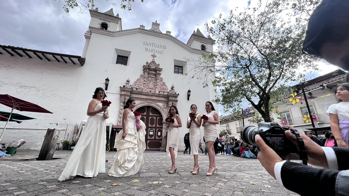 Visit_CuencaEC's tweet photo. HOY #ElAmorInvadeCuenca♥️

Activamos el centro de la ciudad para mostrar a todos el potencial de Cuenca como Destino de Romance, Bodas y Eventos Sociales.

👰🏼‍♀️Novias, damas y proveedores de servicios, mostraron que Cuenca es el destino del amor.

Más aquí https://t.co/AK9x9ybcEa💐 https://t.co/6yJJ7SV5vP