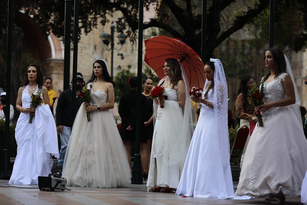 Visit_CuencaEC's tweet photo. #ElAmorInvadeCuenca es una activación que impulsa a los proveedores de eventos sociales y bodas a los mercados externos de la ciudad♥️💐

Hoy el Centro Histórico de la ciudad está lleno de novias, músicos, cupidos y mucho amor♥️

Conoce más aquí https://t.co/AK9x9ybcEa 💞🌷 https://t.co/iQUj24Rq2L