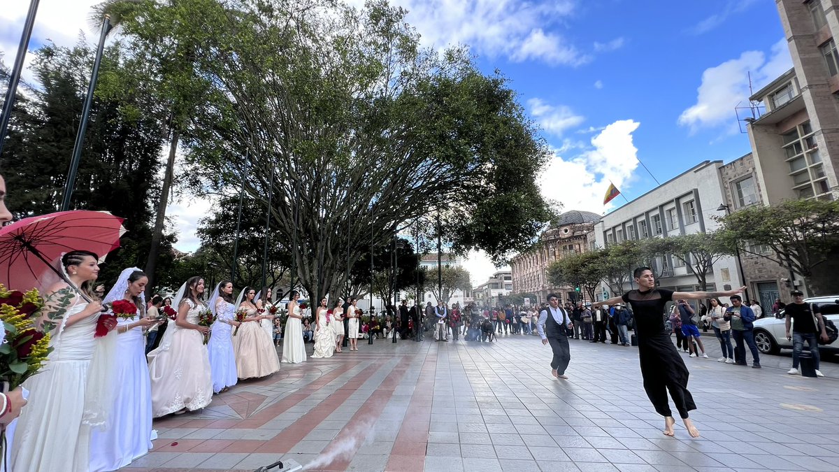 Visit_CuencaEC's tweet photo. El negocio de las bodas destino, es un gran motor para dinamizar la economía del sector turístico, pues además de la ceremonia y celebración, los visitantes viven la amplia experiencia cultural, gastronómica y artesanal de la ciudad💐

#ElAmorInvadeCuenca

https://t.co/AK9x9ybcEa https://t.co/0cOO9Po6xs
