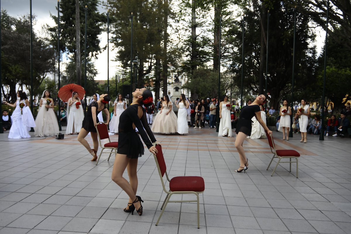 Visit_CuencaEC's tweet photo. 💐En el Hemiciclo y Glorieta del Parque Calderón, mimos y cupidos con danzantes y músicos del Conservatorio José María Rodríguez, cuentan el propósito de #ElAmorInvadeCuenca. ¡El objetivo es visibilizar a los proveedores de servicios!🌹

Conoce más aquí https://t.co/AK9x9ybcEa♥️ https://t.co/h4Rtuuo88n