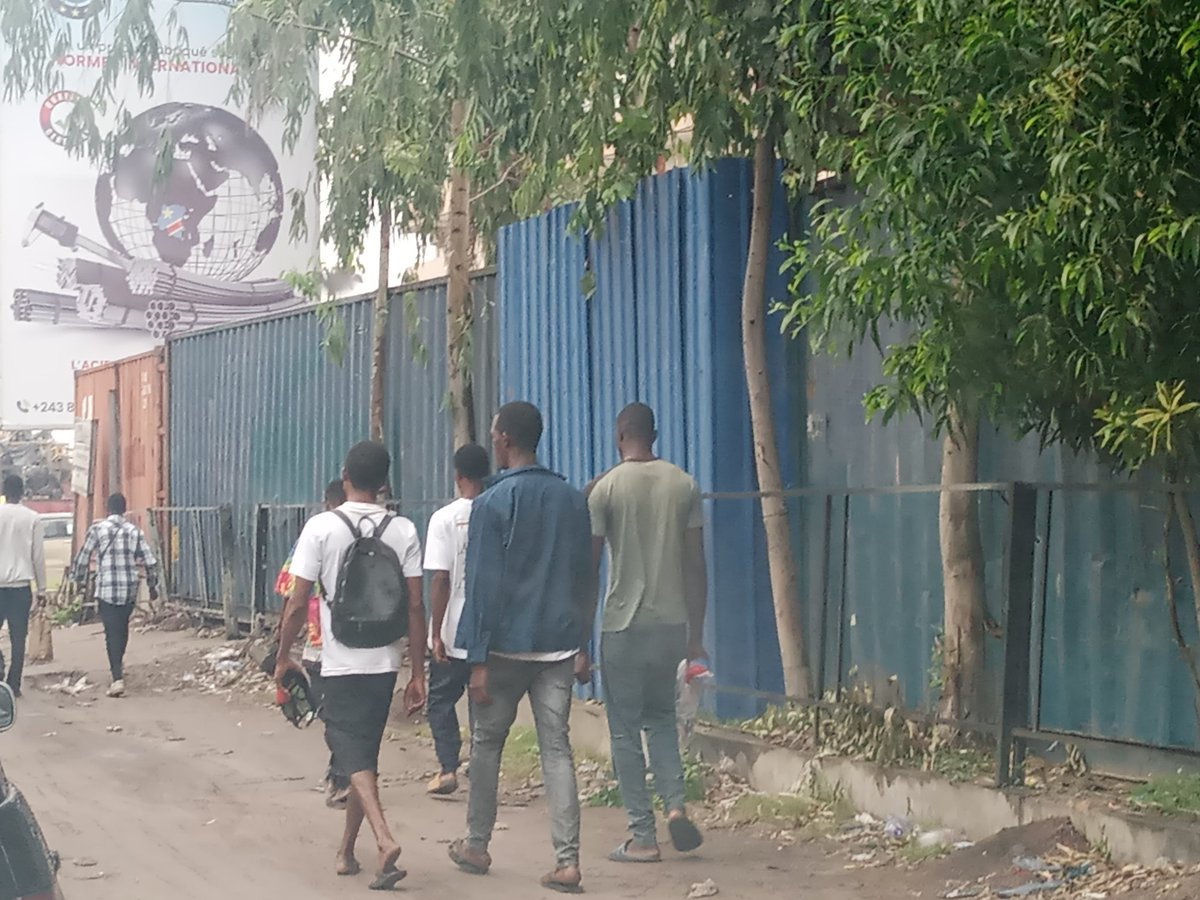 KatayiJulien's tweet photo. Un sujet libanais, qui envahit les concessions dédiées à l'éducation, défie l'Etat. Nous somme sur avenue Shaumba sur le tronçon compris entre l'avenue Haut commandement eu la concession Maikari, en face du camp Kokolo. https://t.co/IUqILhIayt