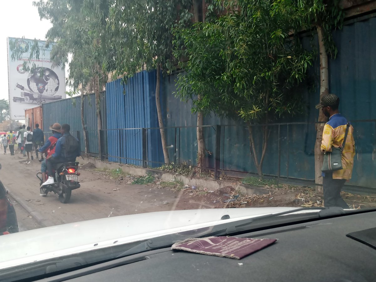 KatayiJulien's tweet photo. Un sujet libanais, qui envahit les concessions dédiées à l'éducation, défie l'Etat. Nous somme sur avenue Shaumba sur le tronçon compris entre l'avenue Haut commandement eu la concession Maikari, en face du camp Kokolo. https://t.co/IUqILhIayt
